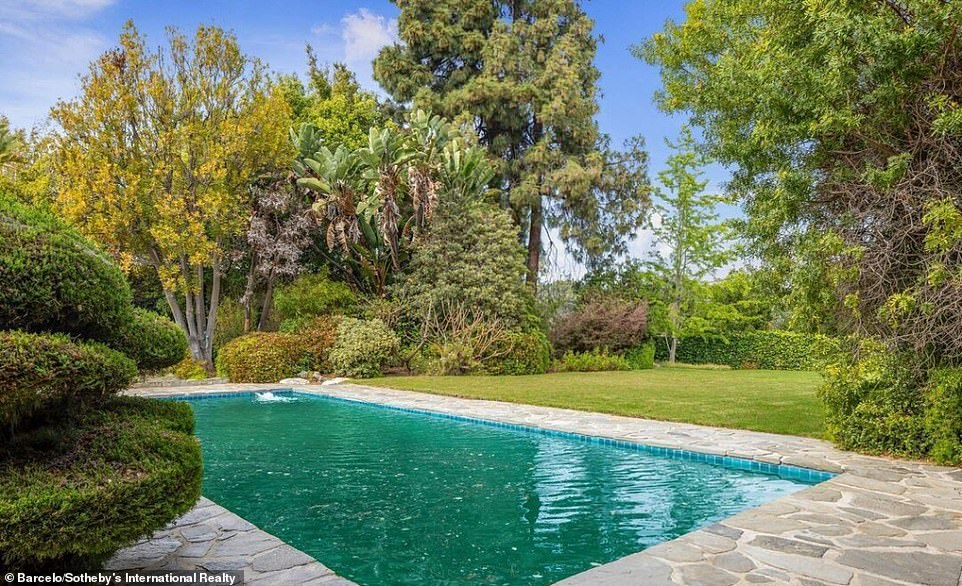 Makellose Aussicht: Whites Haus hat fünf Schlafzimmer, sechs Badezimmer und einen schönen Garten mit einem großartigen Blick auf das berühmte J. Paul Getty Museum